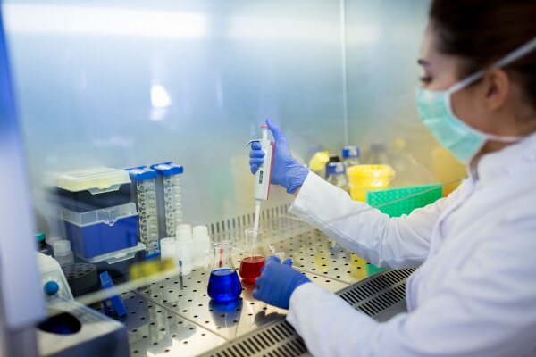 Die DNA-/RNA-UV-Reinigungsbox von BioSan – sauberes Arbeiten garantiert! - Arbeiten mit der DNA-/RNA-UV-Reinigungsbox von BioSan | Blog | MedSolut