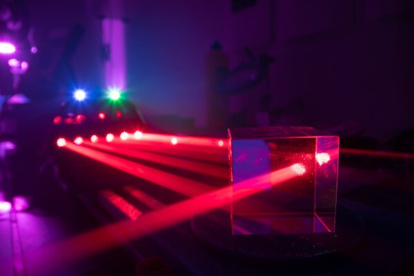 Neues aus der Physik – Licht durchdringt sogar undurchsichtiges Material - Neues aus der Physik – Licht durchdringt sogar undurchsichtiges Material | Blog | MedSolut