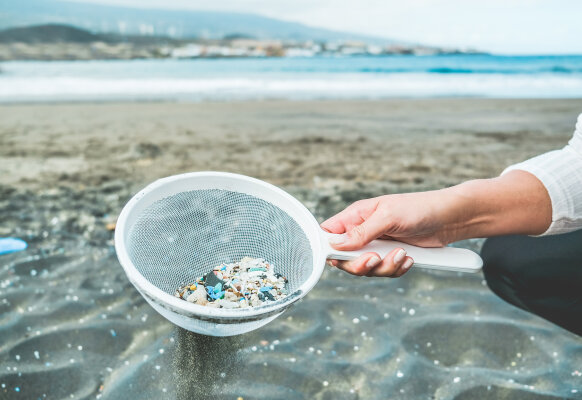 Environmental protection: Targeted solutions for the elimination of (micro)plastics in waters - Targeted solutions for the elimination of (micro)plastics in water bodies | Blog | MedSolut